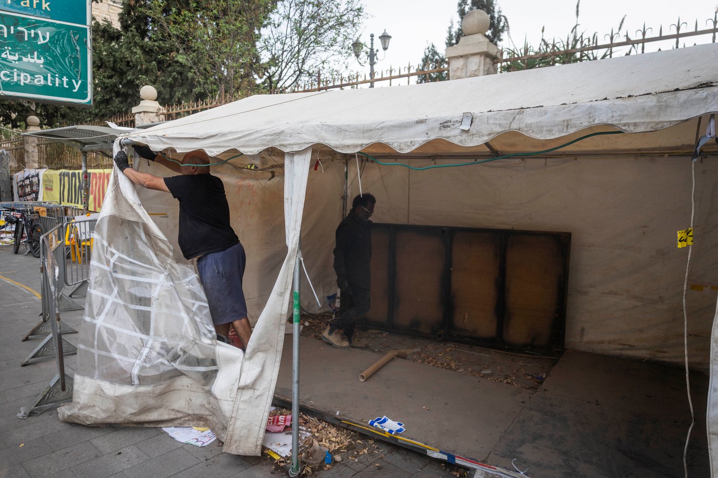 מפרקים את מאהל החטופים בירושלים, אתמול 