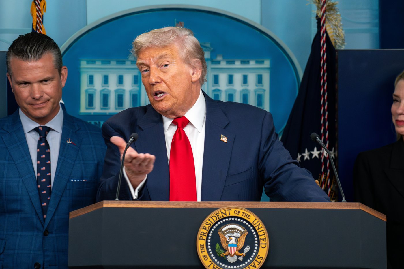 פשע מלחמה? טראמפ אומר שלא נתן הוראה לבצע וידוא הריגה - פיט הגסת' מסתבך 