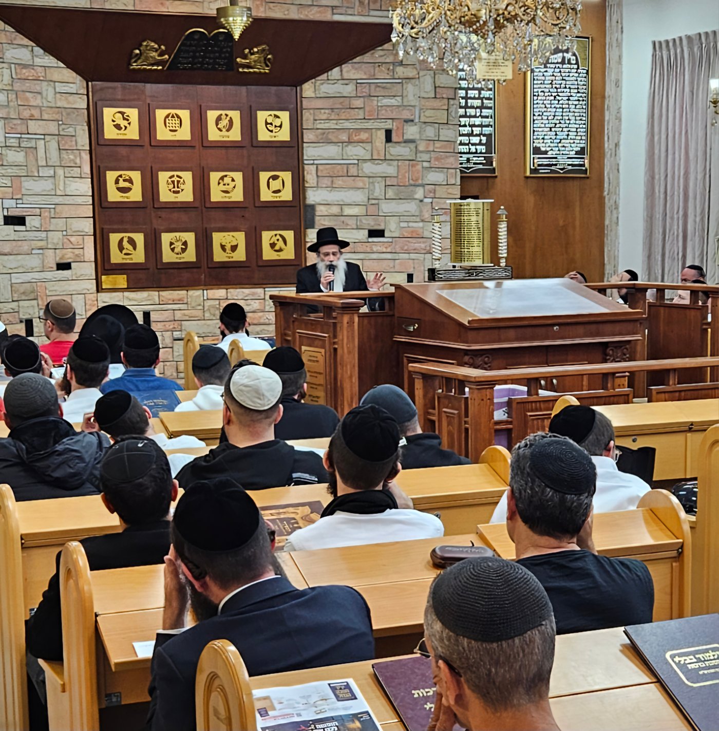 הגר"ש שטיינמן במסע חיזוק בעיר חולון