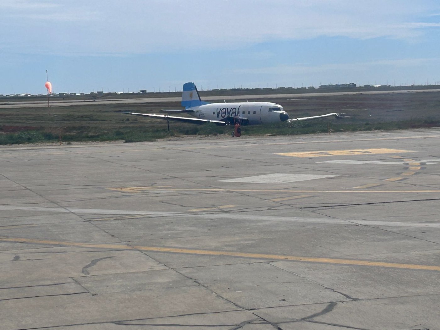 המטוס תקוע על הדשא בצידי המסלול