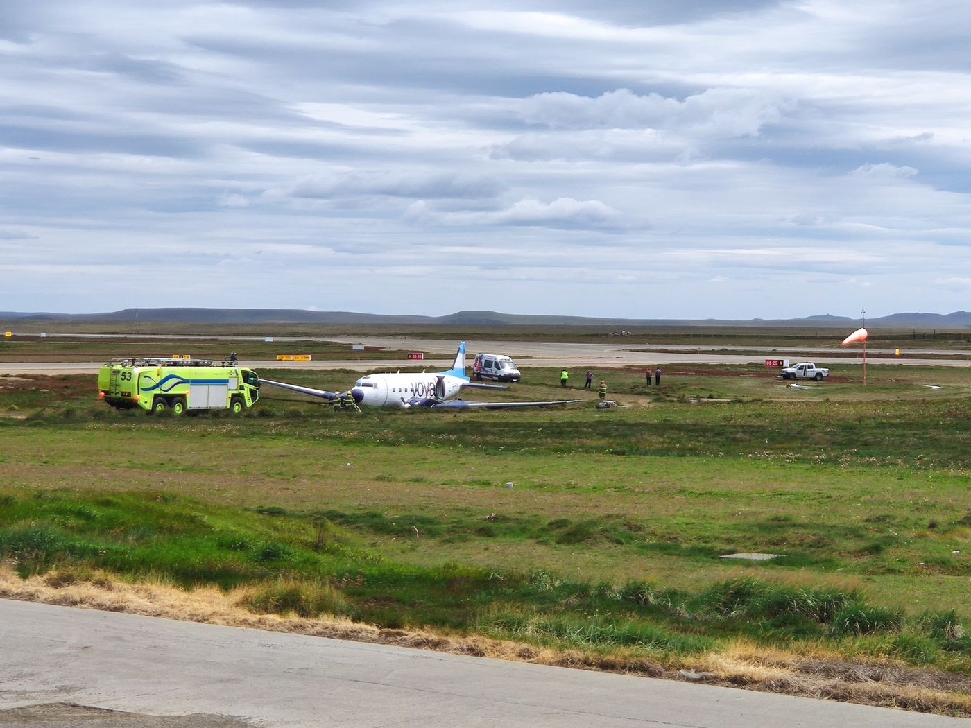 המטוס תקוע על הדשא בצידי המסלול