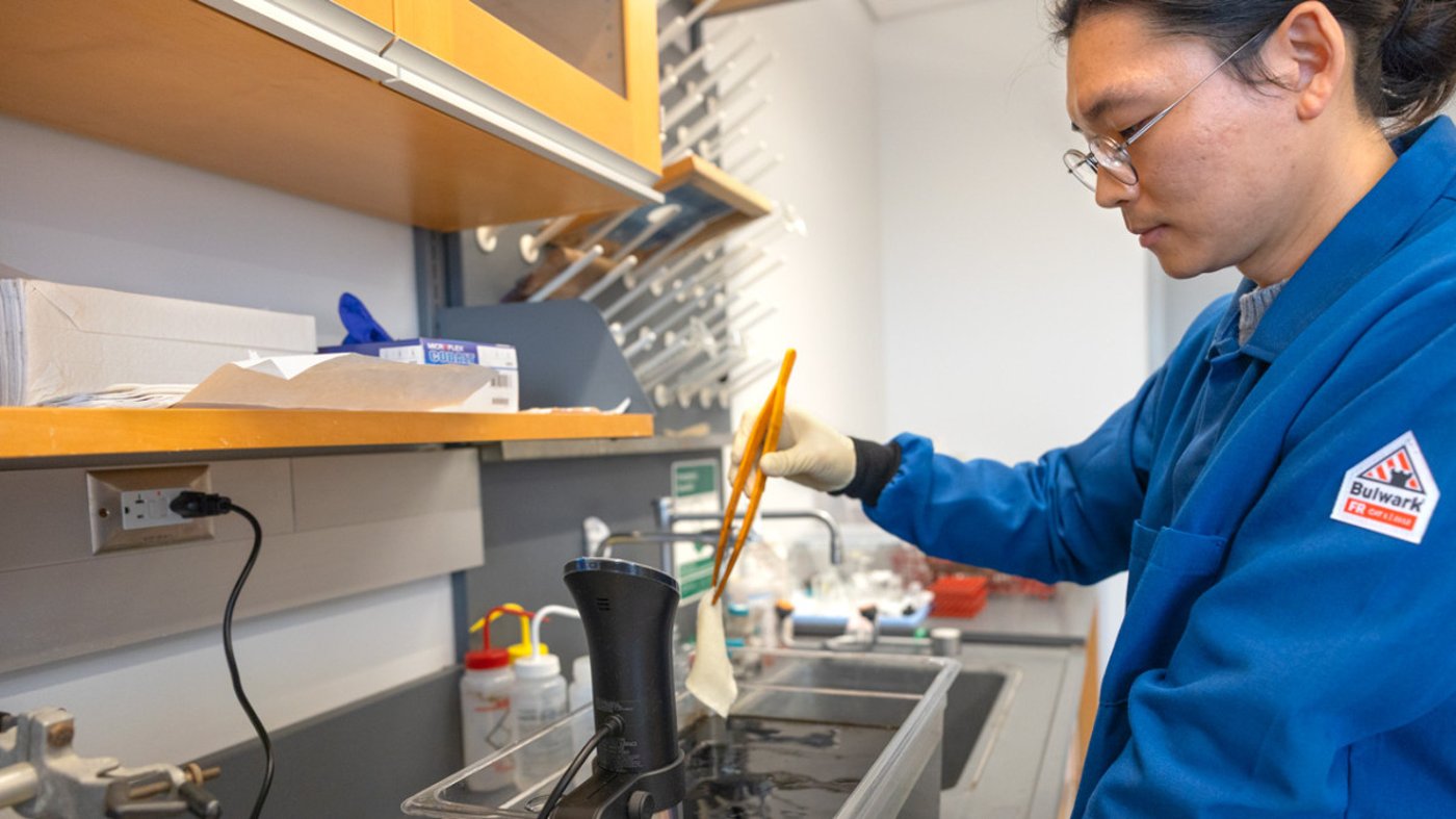 חוקר באוניברסיטת קורנל בשלבי הכנת הצבע