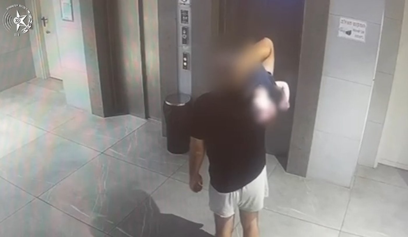 אבא נתפס באלימות קשה נגד ילדיו הקטנים, איבדו את ההכרה | אזהרת צפייה