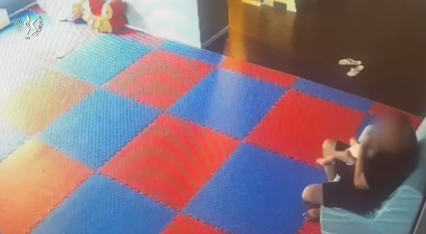 אבא נתפס באלימות קשה נגד ילדיו הקטנים, איבדו את ההכרה | אזהרת צפייה