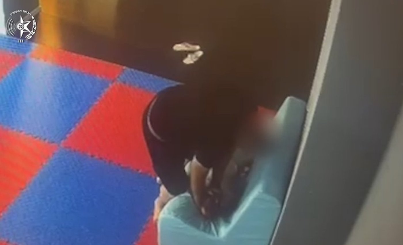 אבא נתפס באלימות קשה נגד ילדיו הקטנים, איבדו את ההכרה | אזהרת צפייה