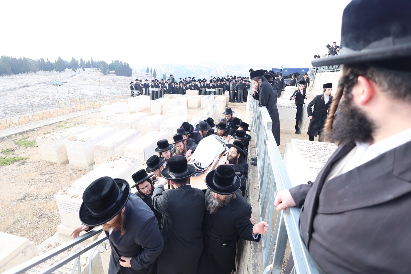 מסע הלויית הגה"צ אב"ד ערלוי ביתר זצ"ל