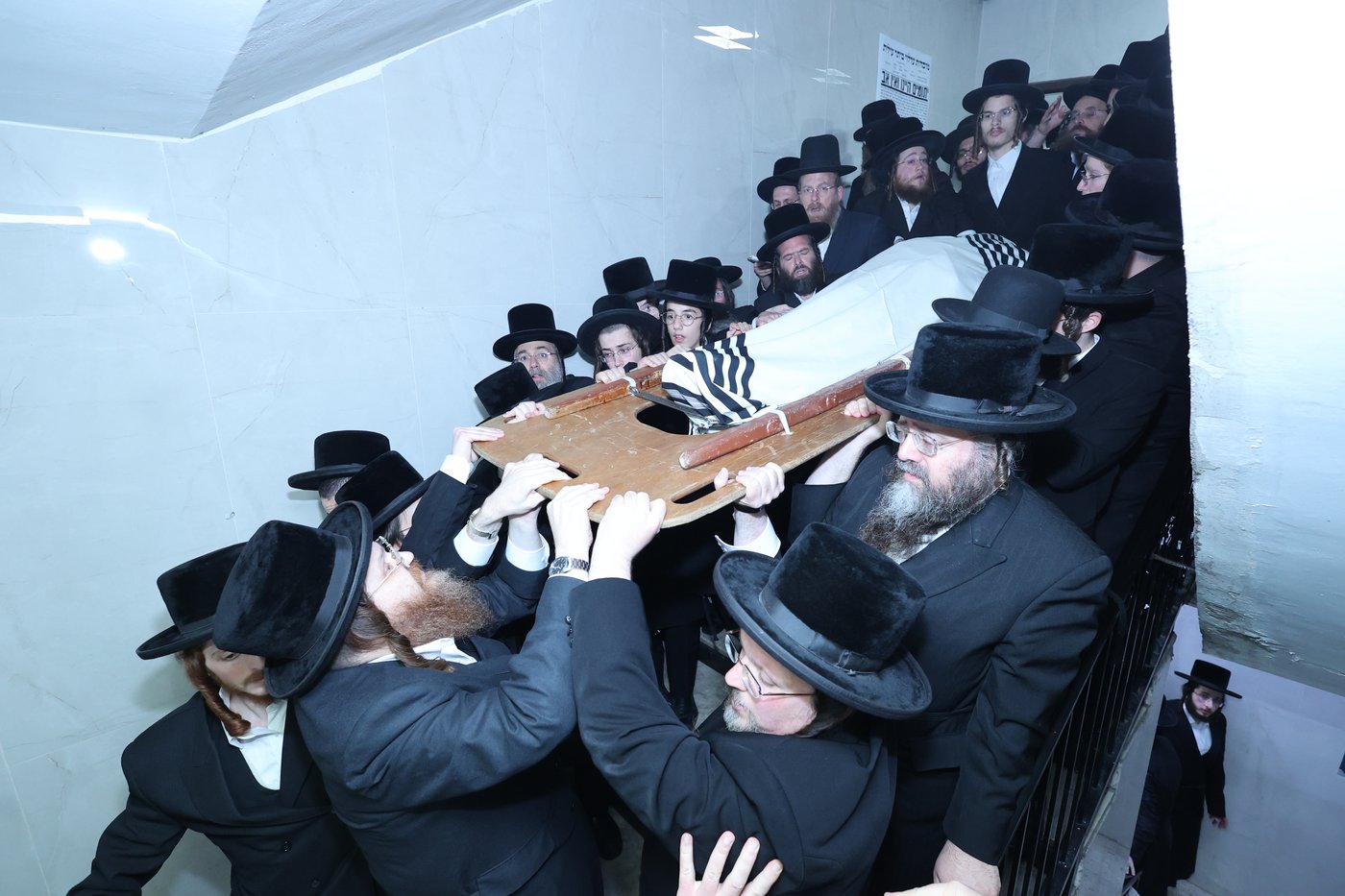 מסע הלויית הגה"צ אב"ד ערלוי ביתר זצ"ל