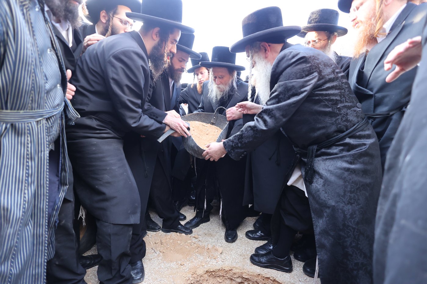 מסע הלויית הגה"צ אב"ד ערלוי ביתר זצ"ל