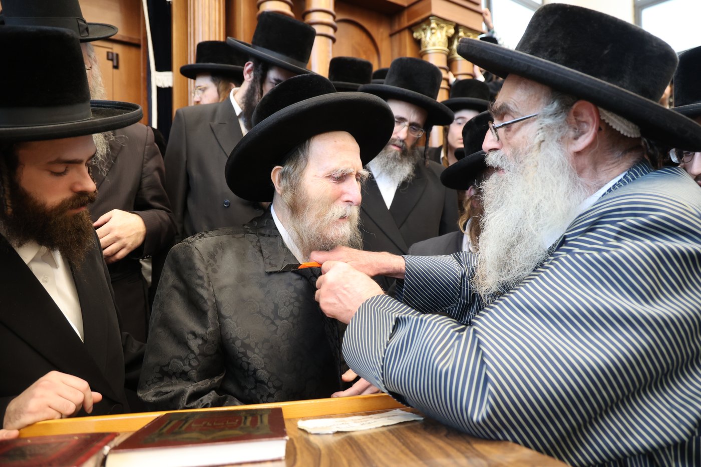 מסע הלויית הגה"צ אב"ד ערלוי ביתר זצ"ל