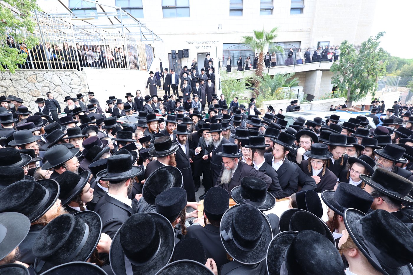 מסע הלויית הגה"צ אב"ד ערלוי ביתר זצ"ל