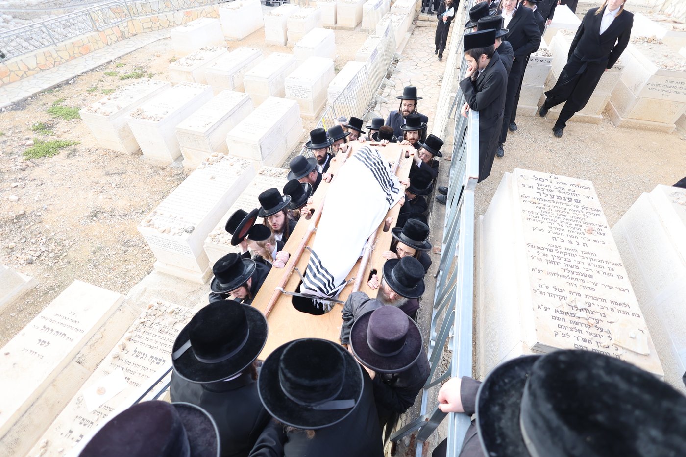 מסע הלויית הגה"צ אב"ד ערלוי ביתר זצ"ל