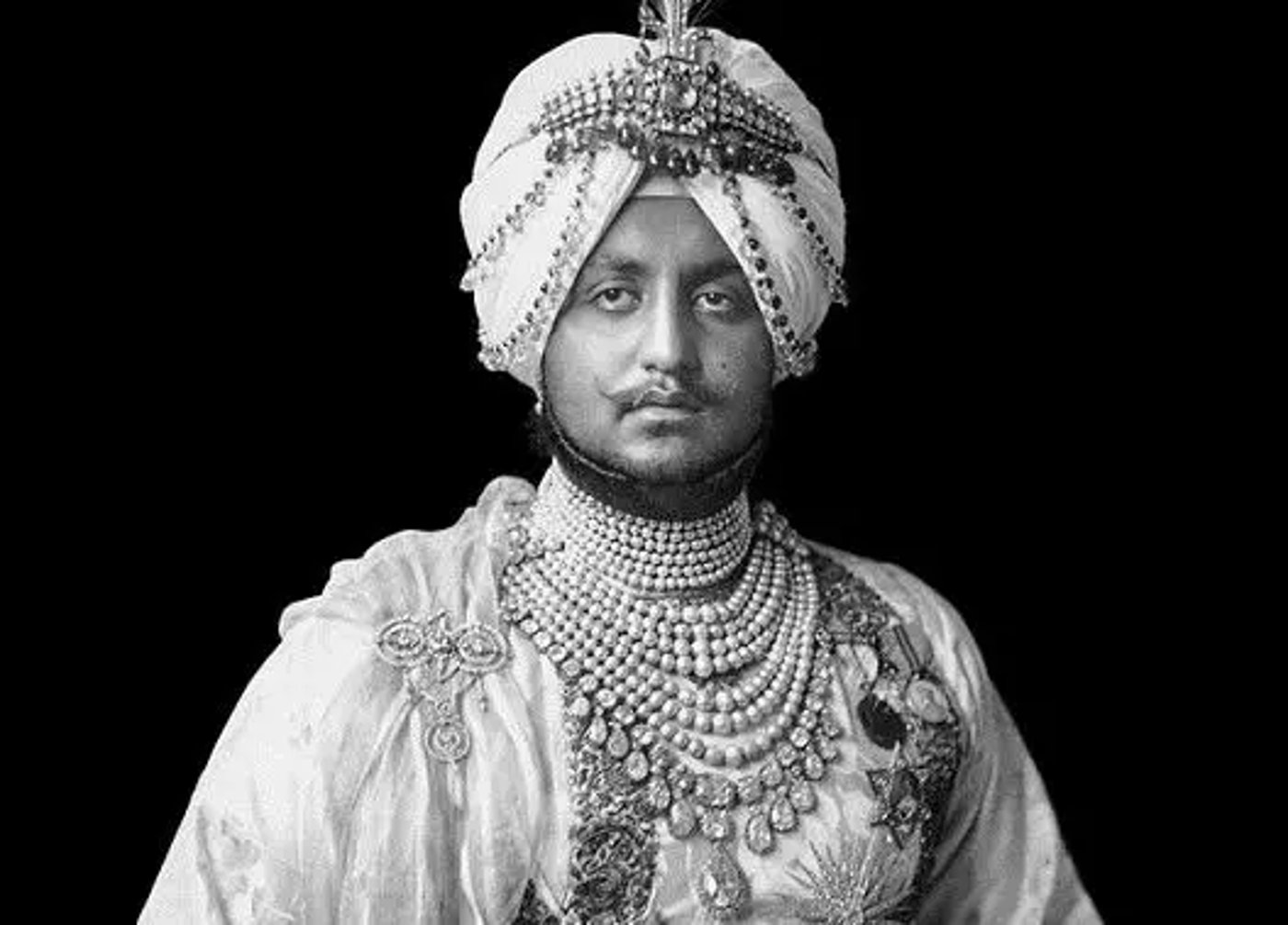 בהופנדרה סינג, המהרג'ה מפטיאלה, עונד את השרשרת. 1946