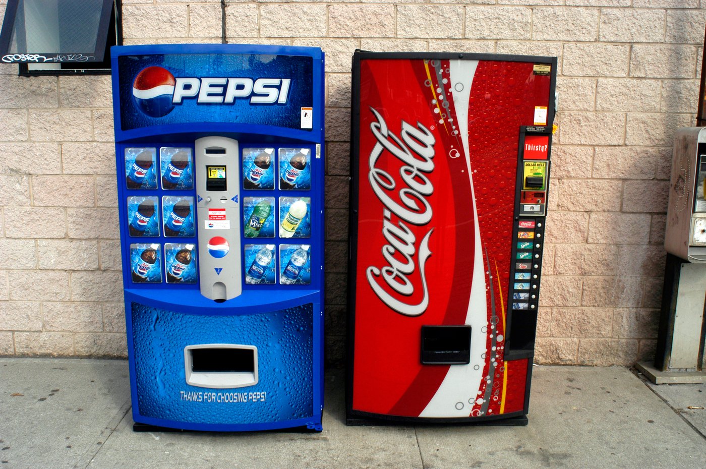 מכונת פחיות של קוקה קולה לצד פפסי. אילוסטרציה