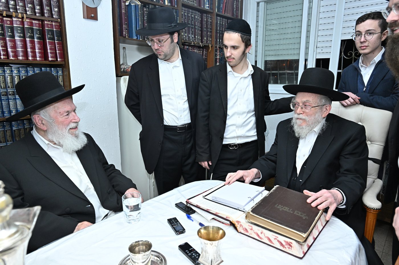 הגר"י זילברשטיין בביקור אצל גיסו הגאון רבי בנימין דוד אלישיב 