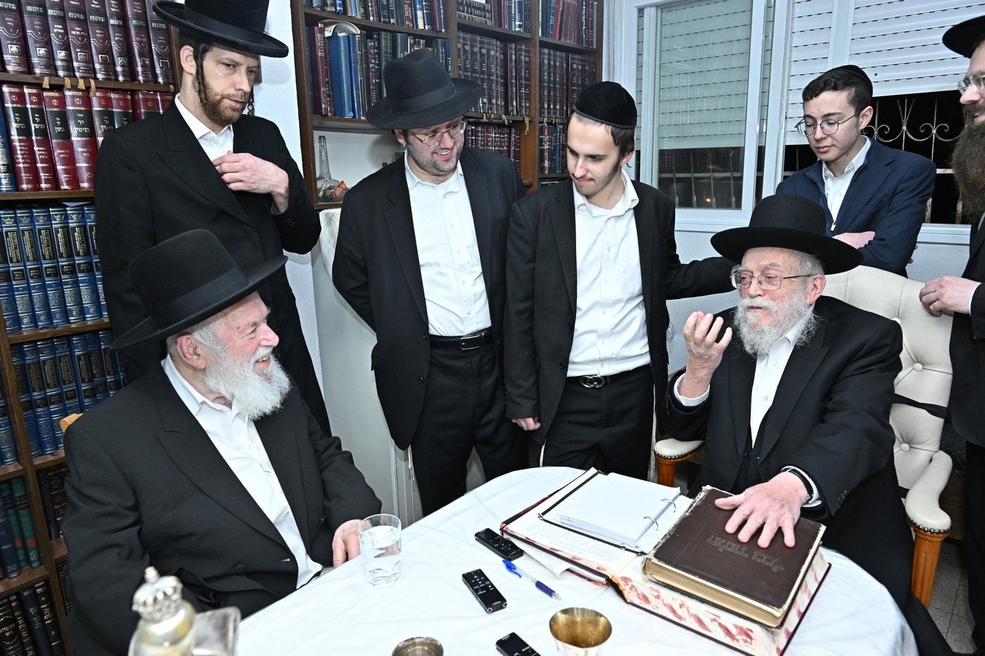 הגר"י זילברשטיין בביקור אצל גיסו הגאון רבי בנימין דוד אלישיב 