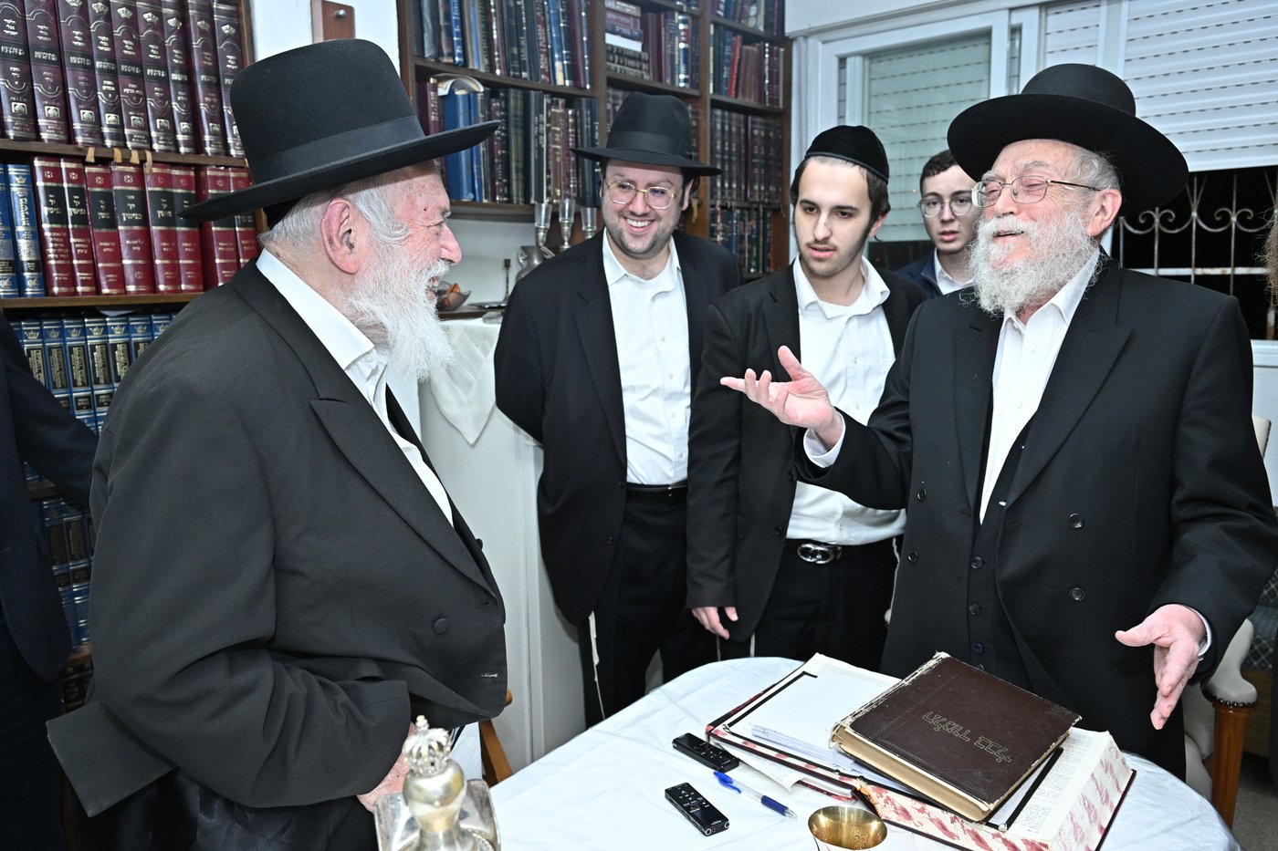 הגר"י זילברשטיין בביקור אצל גיסו הגאון רבי בנימין דוד אלישיב 