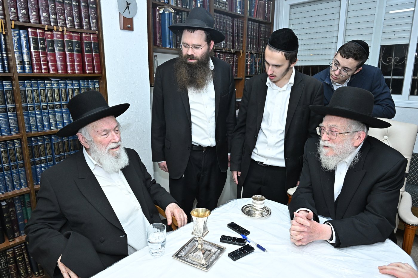 הגר"י זילברשטיין בביקור אצל גיסו הגאון רבי בנימין דוד אלישיב 