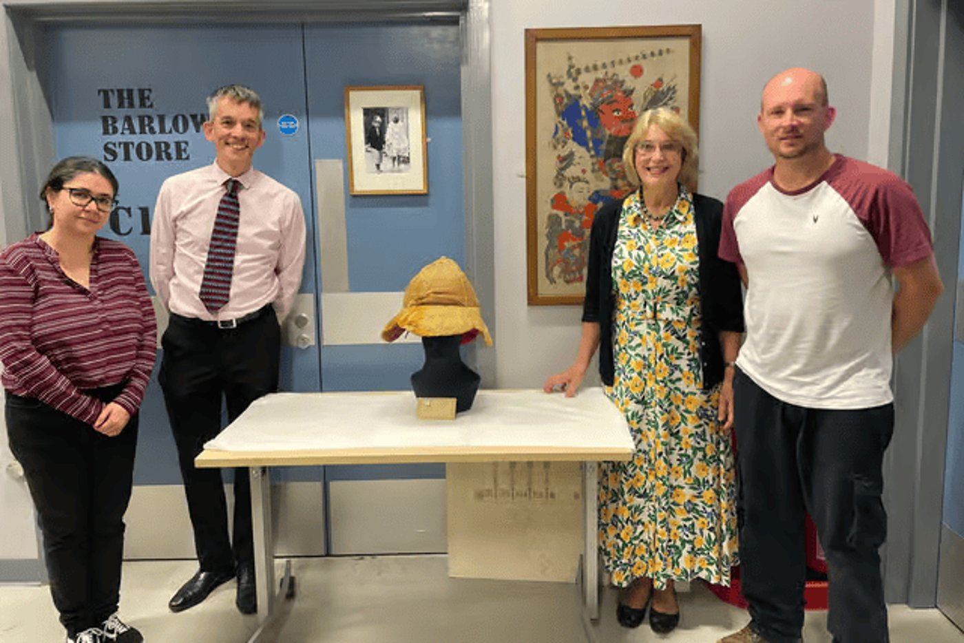 החוקרים לצד הכובע ששוחזר