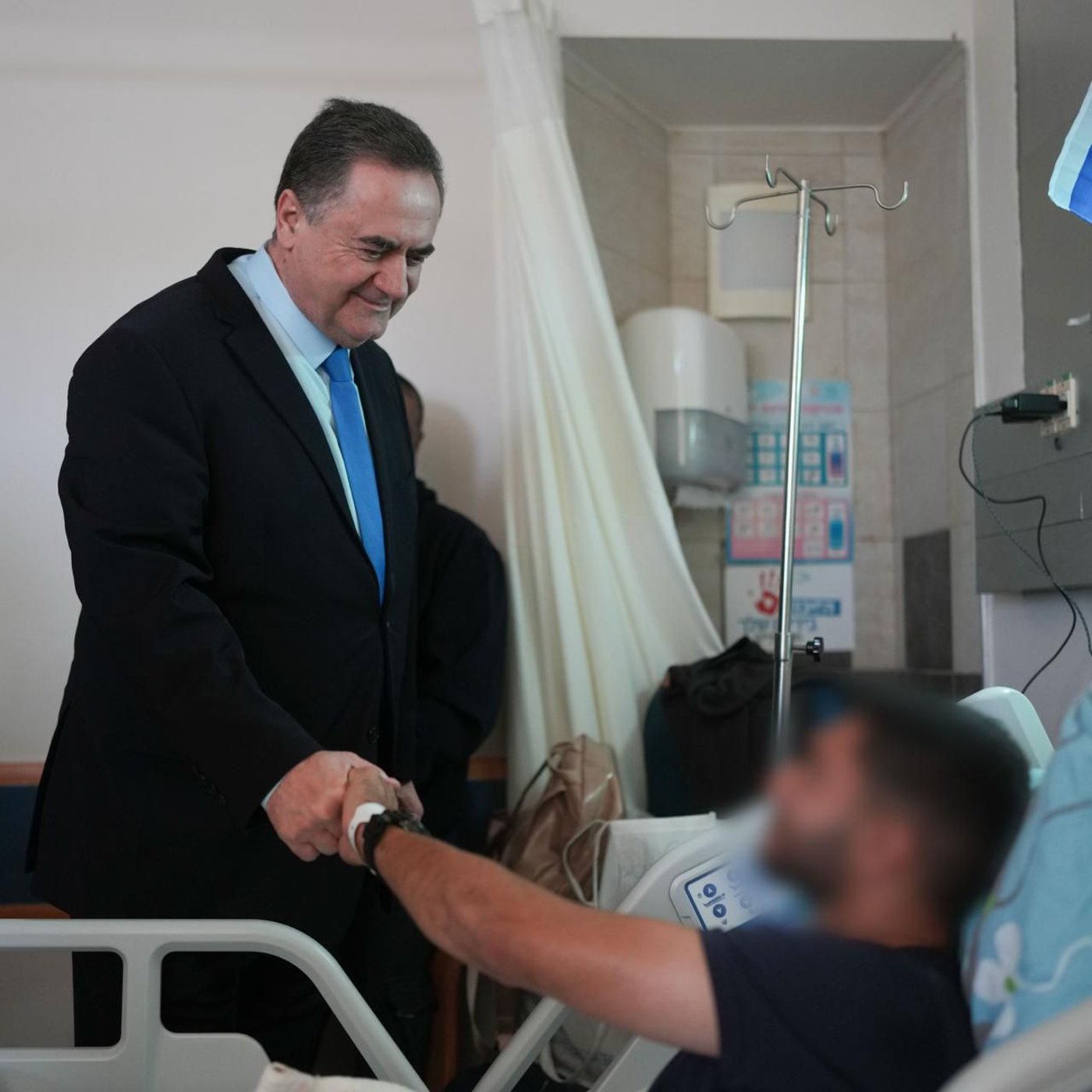 השר כ"ץ בביקור הפצועים