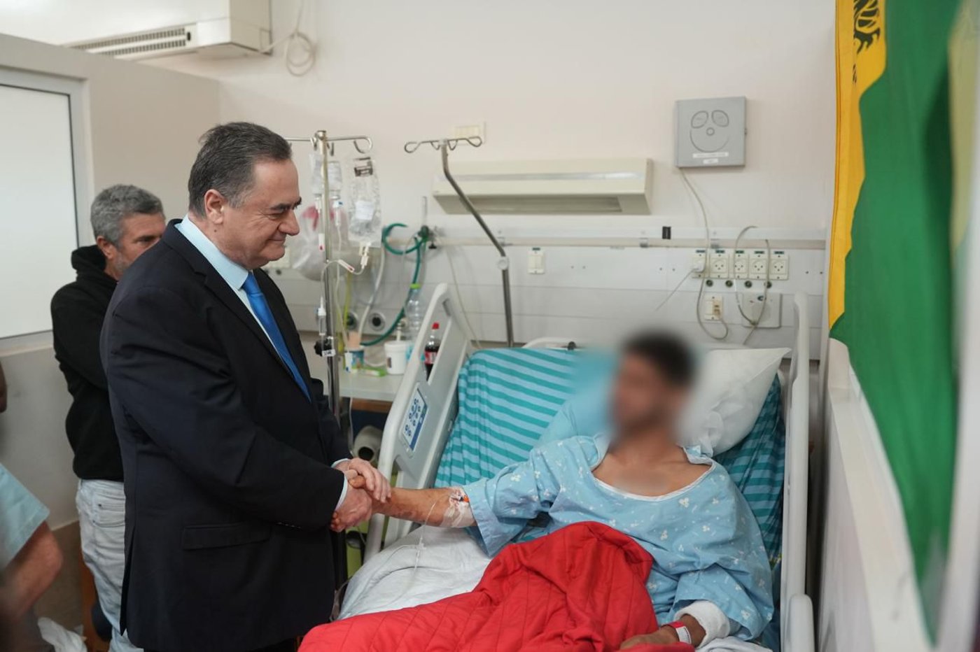 השר כ"ץ בביקור הפצועים