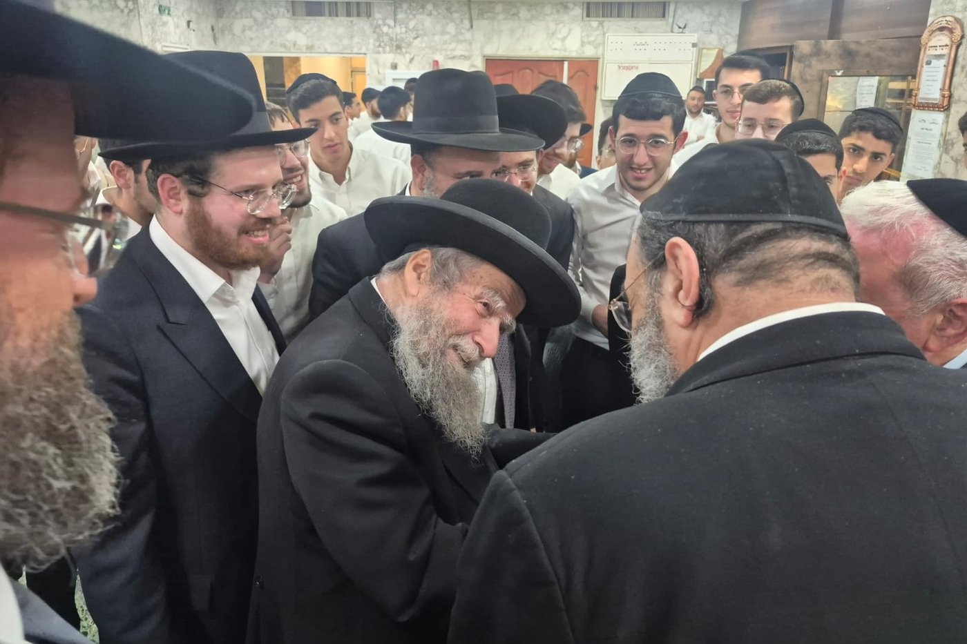  הגאון רבי אביעזר פילץ בהיכל ישיבת באר יצחק טלזסטון