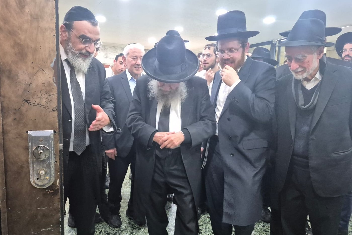  הגאון רבי אביעזר פילץ בהיכל ישיבת באר יצחק טלזסטון