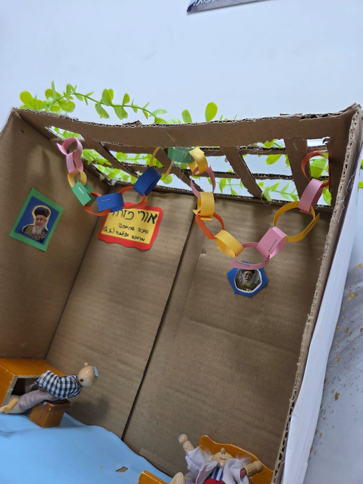יצירת הסוכות של ילדי ת"ת 'חזון מאיר' ובית ישראל