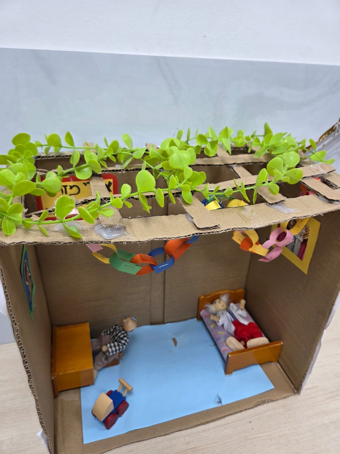 יצירת הסוכות של ילדי ת"ת 'חזון מאיר' ובית ישראל