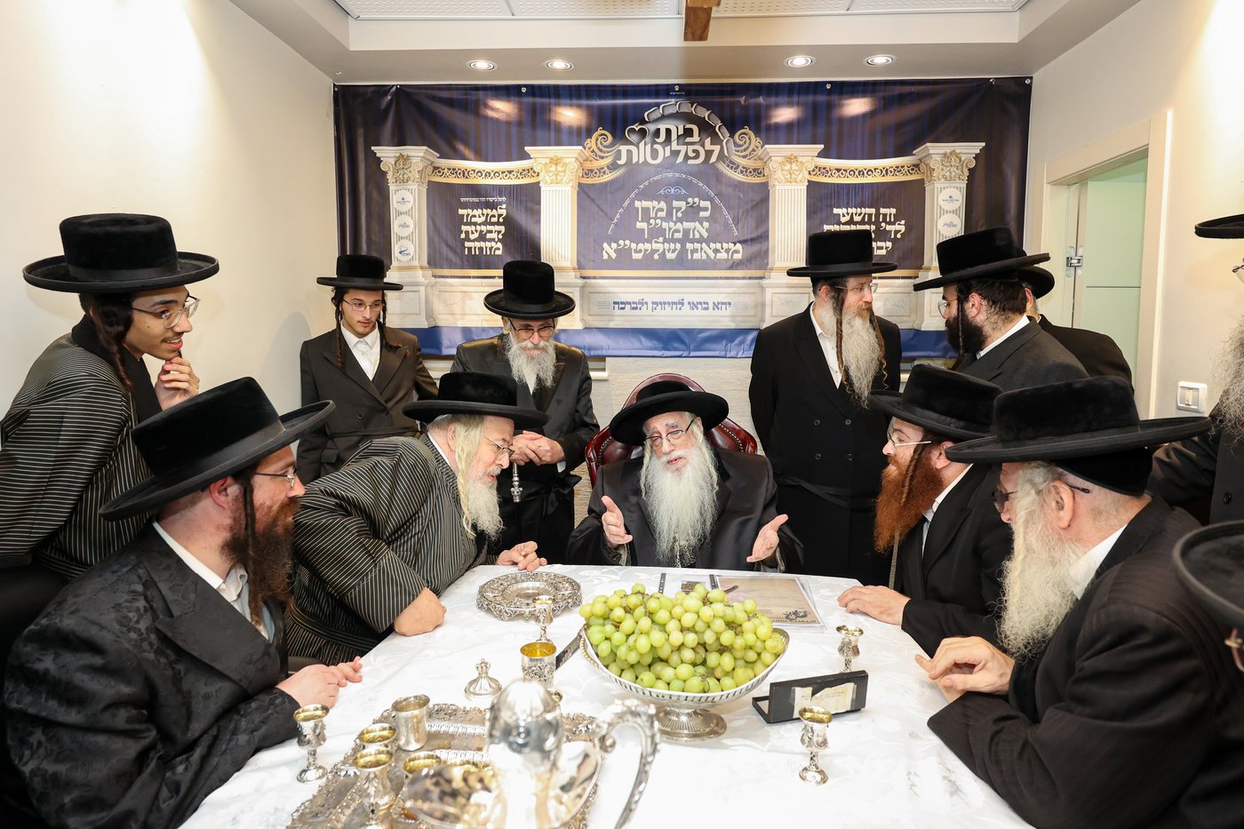 האדמו"ר מצאנז בביקור בבית לפליטות