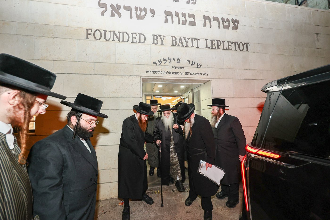 האדמו"ר מצאנז בביקור בבית לפליטות