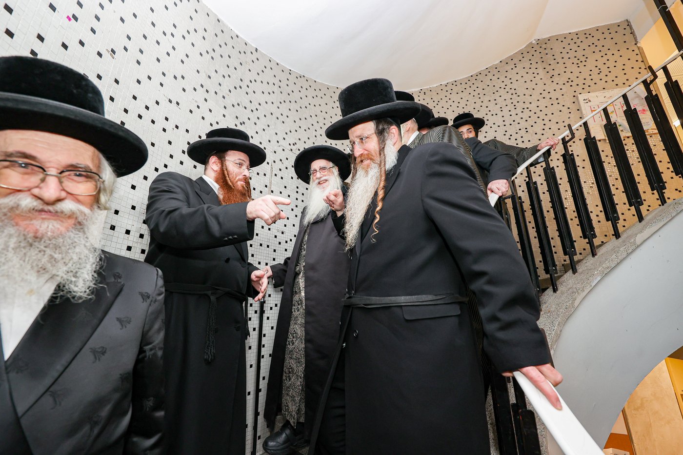 האדמו"ר מצאנז בביקור בבית לפליטות