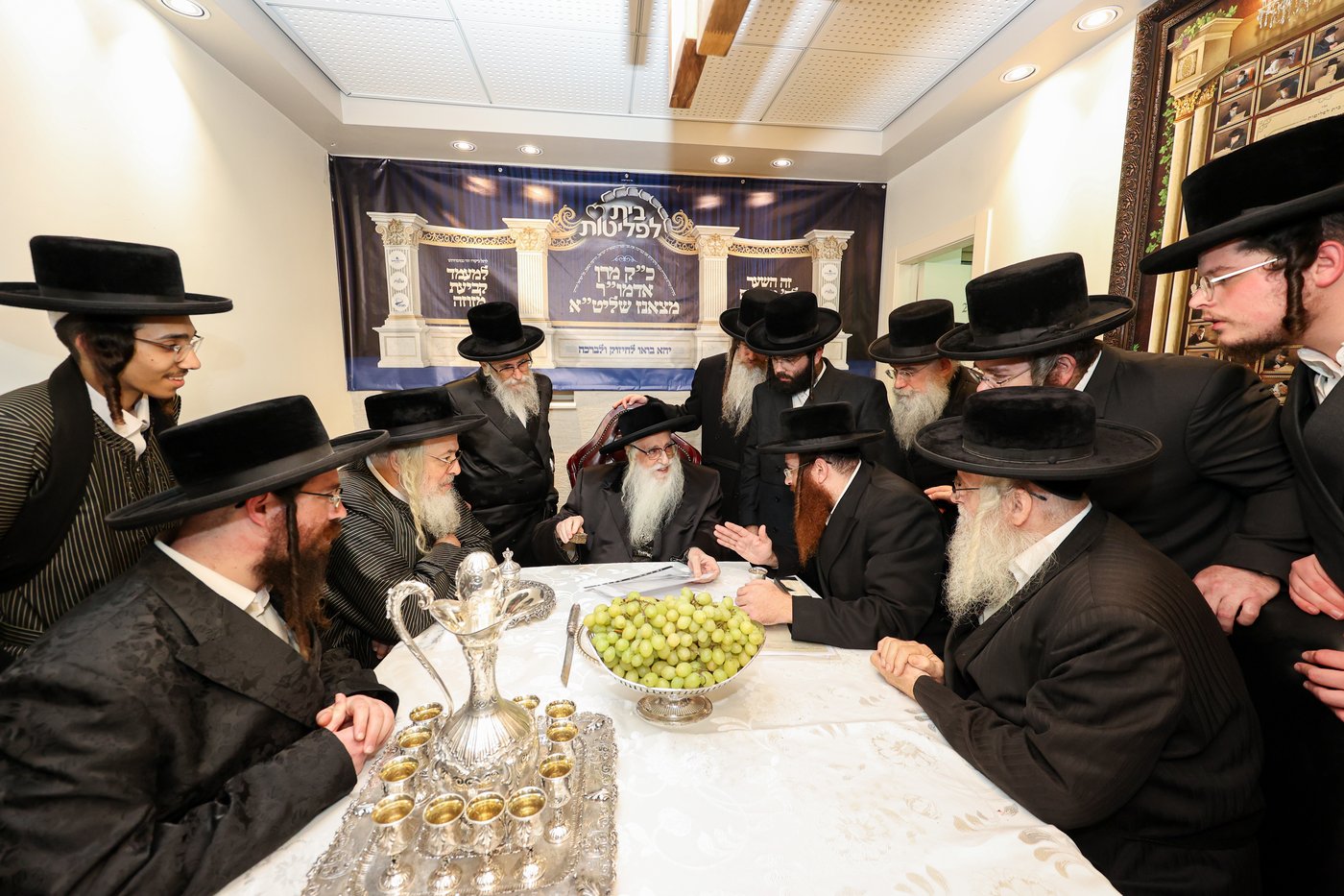 האדמו"ר מצאנז בביקור בבית לפליטות