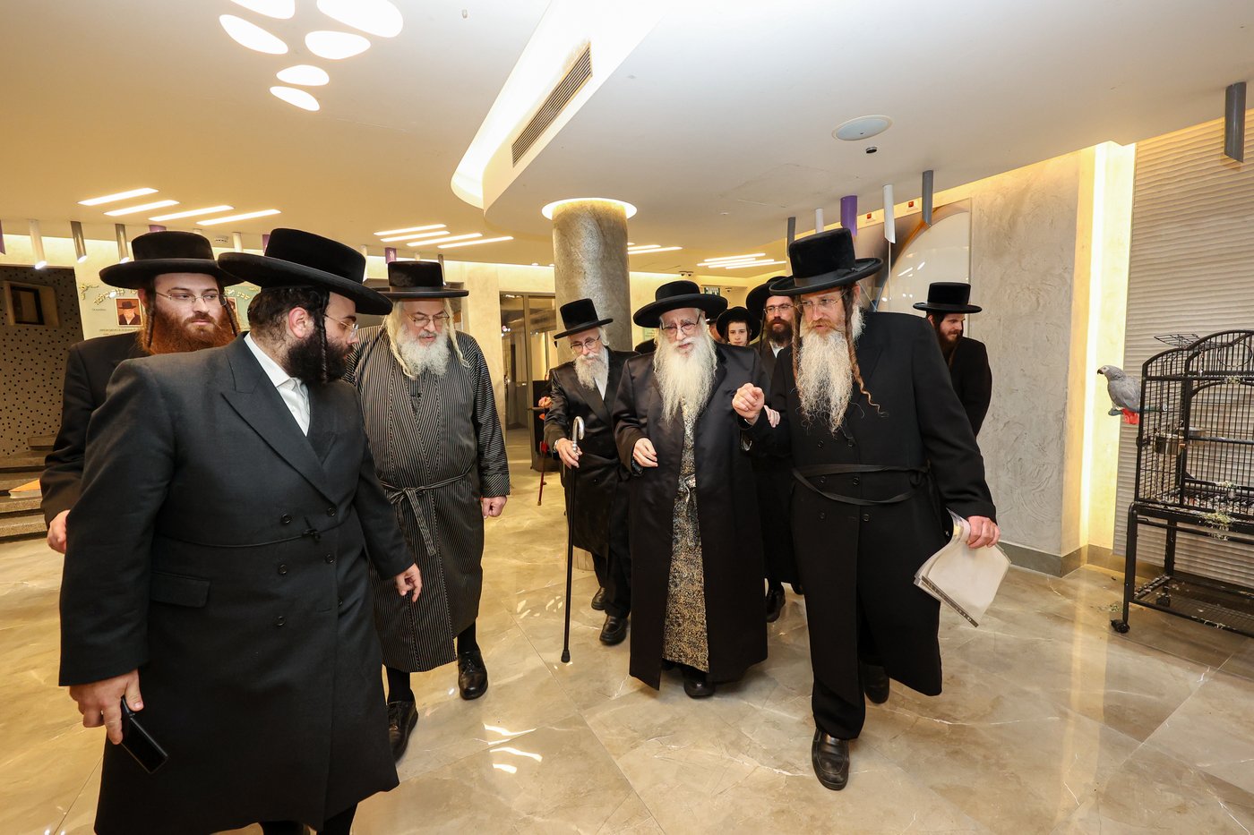 האדמו"ר מצאנז בביקור בבית לפליטות