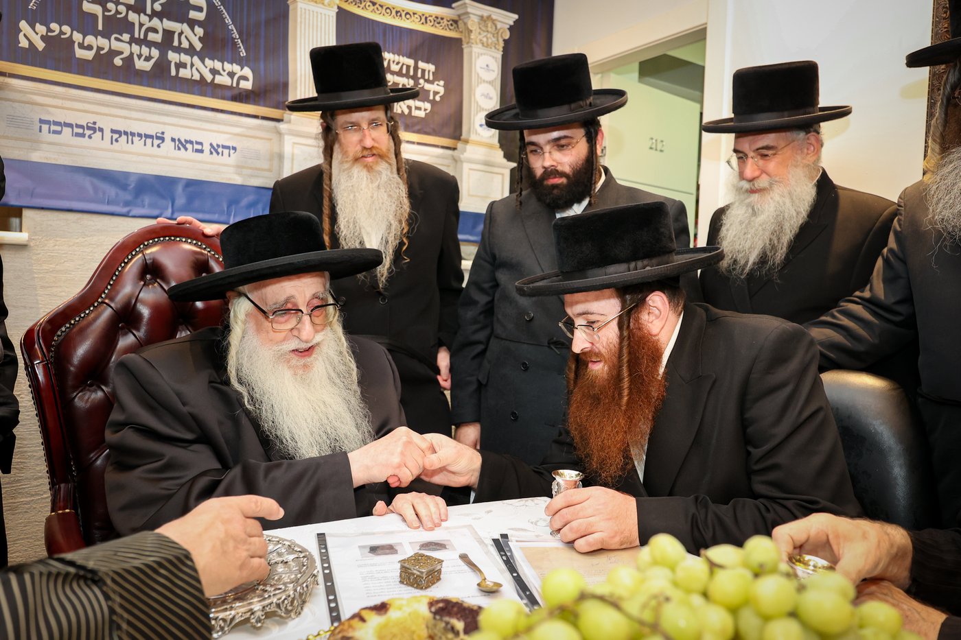 האדמו"ר מצאנז בביקור בבית לפליטות