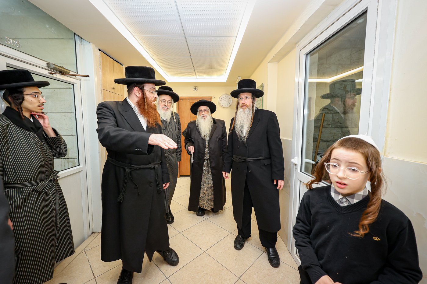 האדמו"ר מצאנז בביקור בבית לפליטות