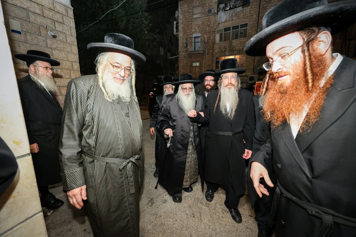 האדמו"ר מצאנז בביקור בבית לפליטות