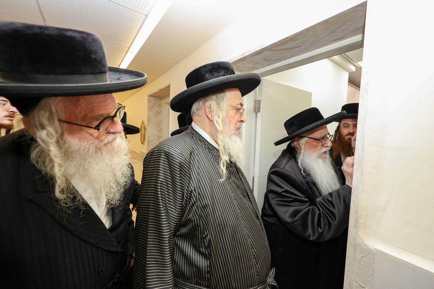 האדמו"ר מצאנז בביקור בבית לפליטות