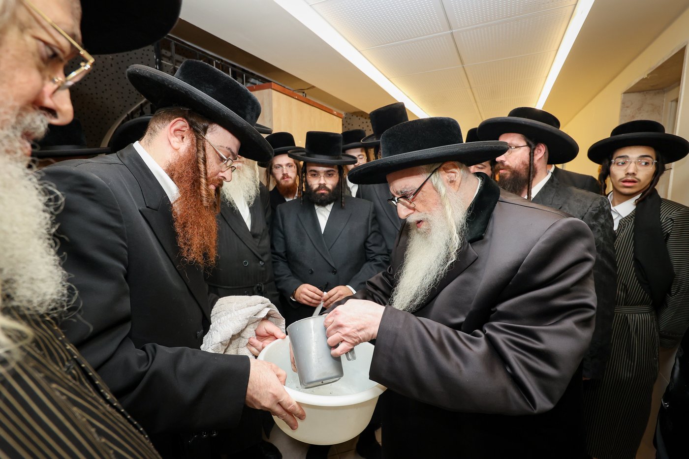 האדמו"ר מצאנז בביקור בבית לפליטות