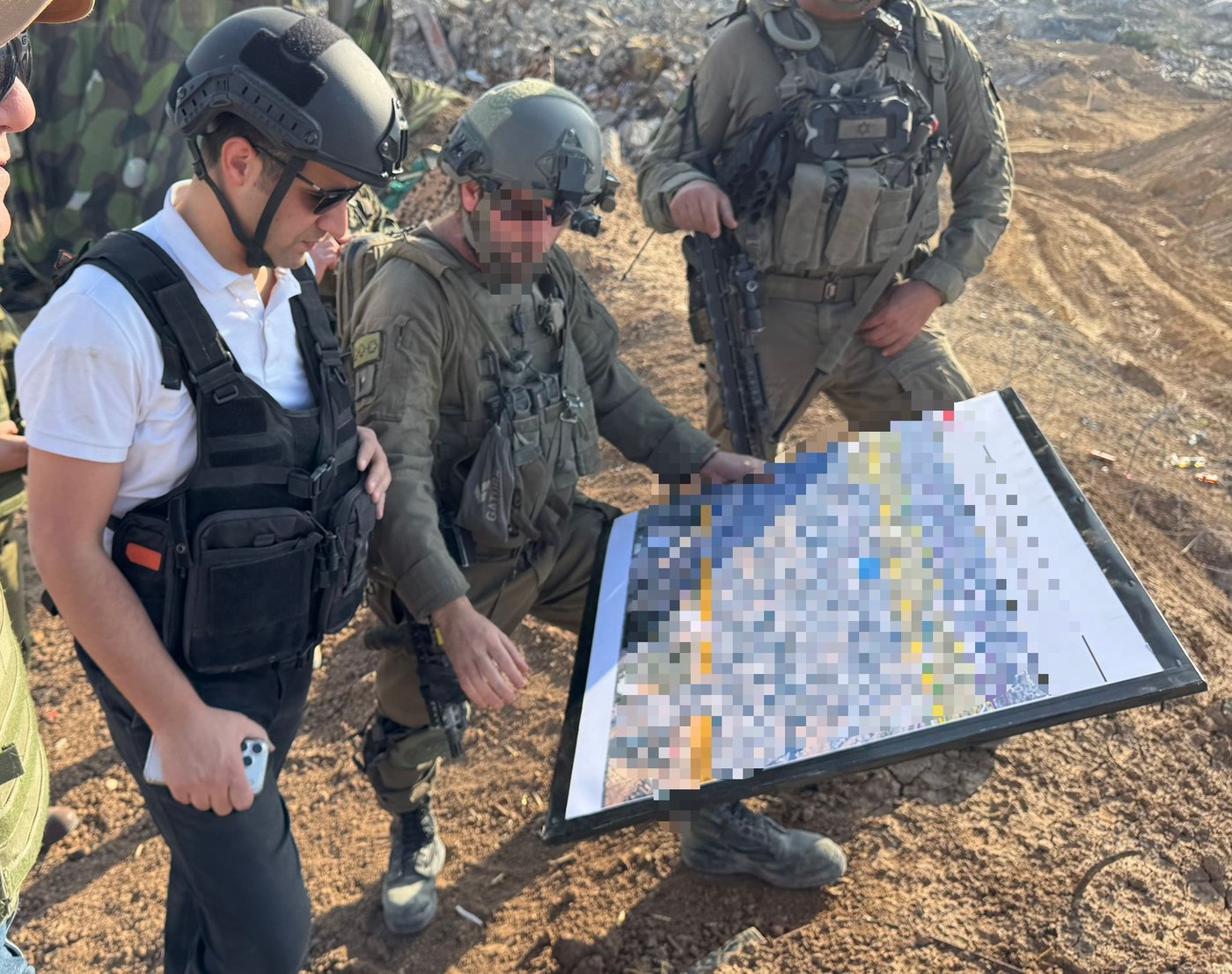 עם הקצין הבכיר שמפקד על המרחב