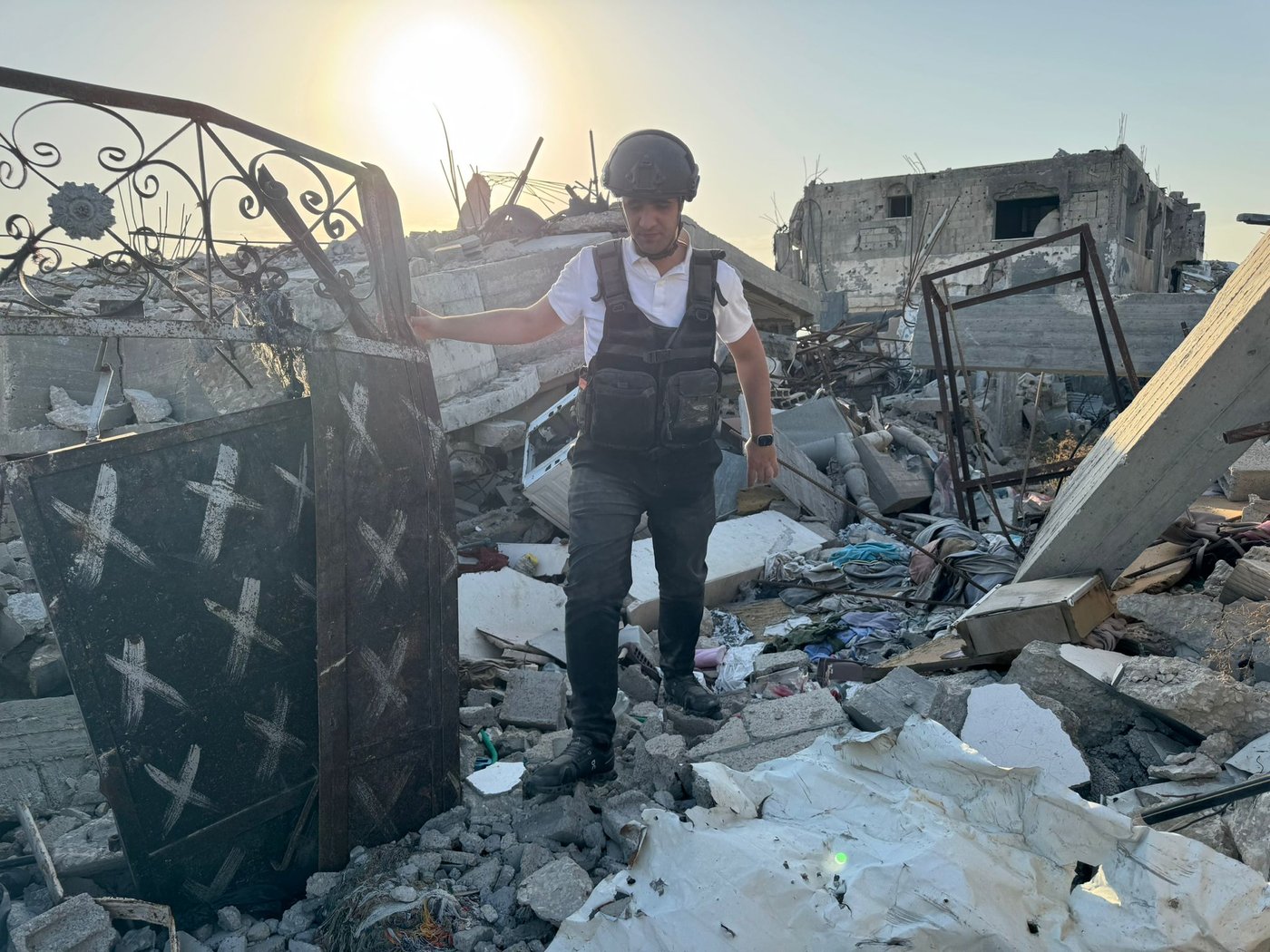 על הריסות רצועת עזה, היום