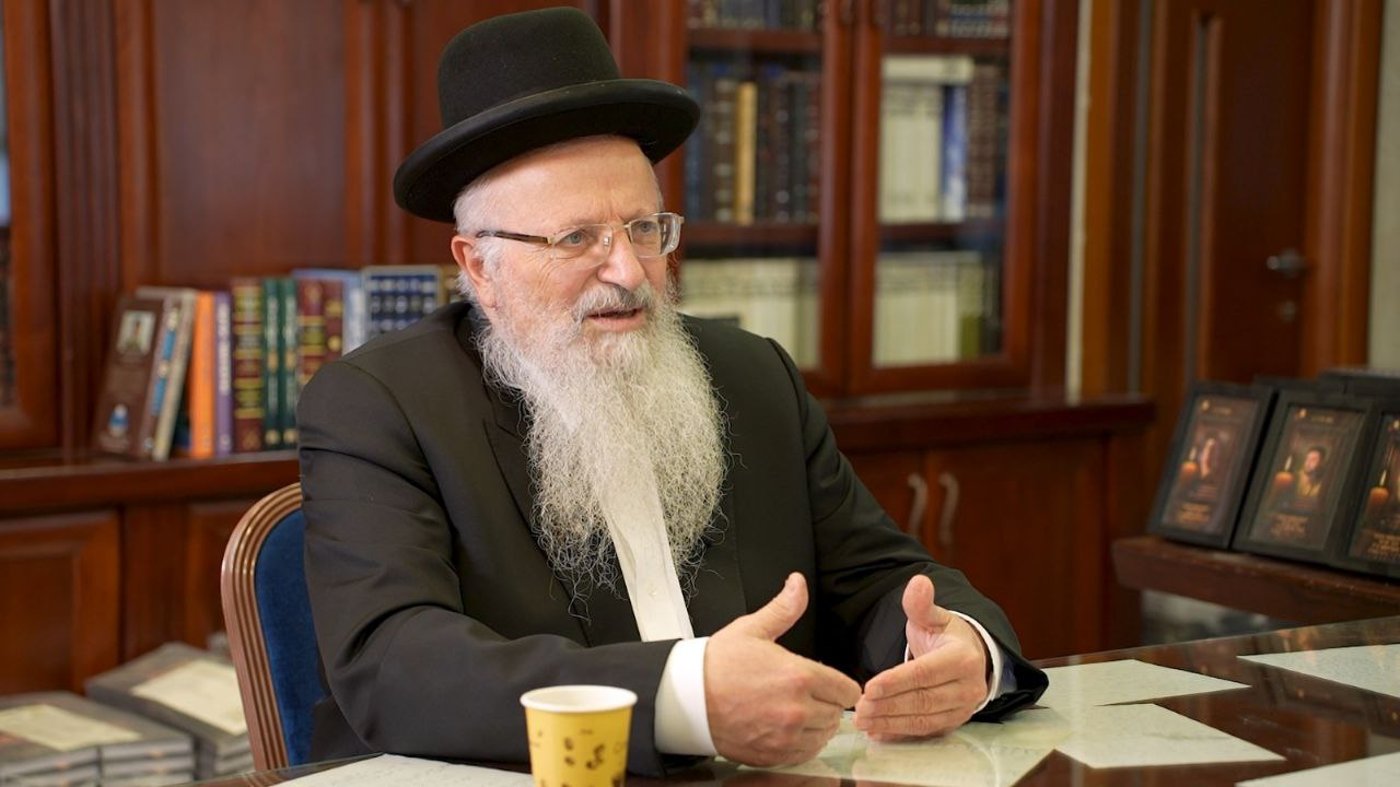 הרב שמואל אליהו במהלך הריאיון