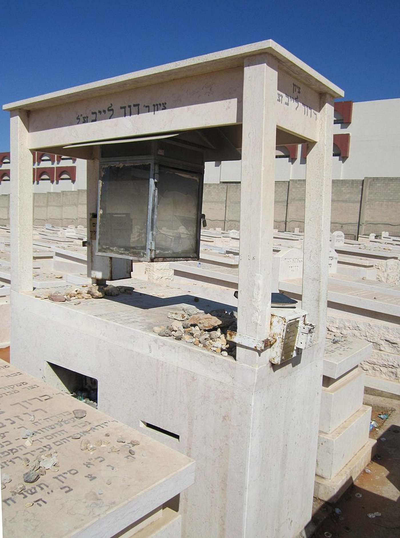 המצבה מעל קברו של הרה"צ רבי דוד לייב שווארץ זצ"ל