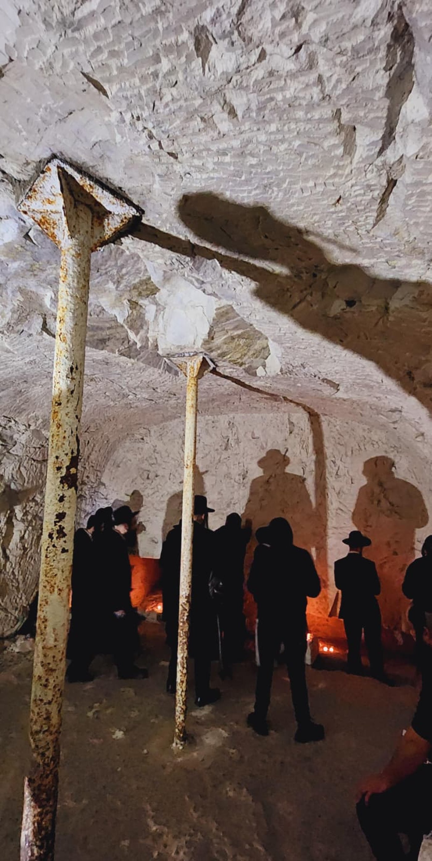 חרדים מתפללים בליל שישי יארצייט רבי יהודה הנשיא במערת הקבורה בבית שערים