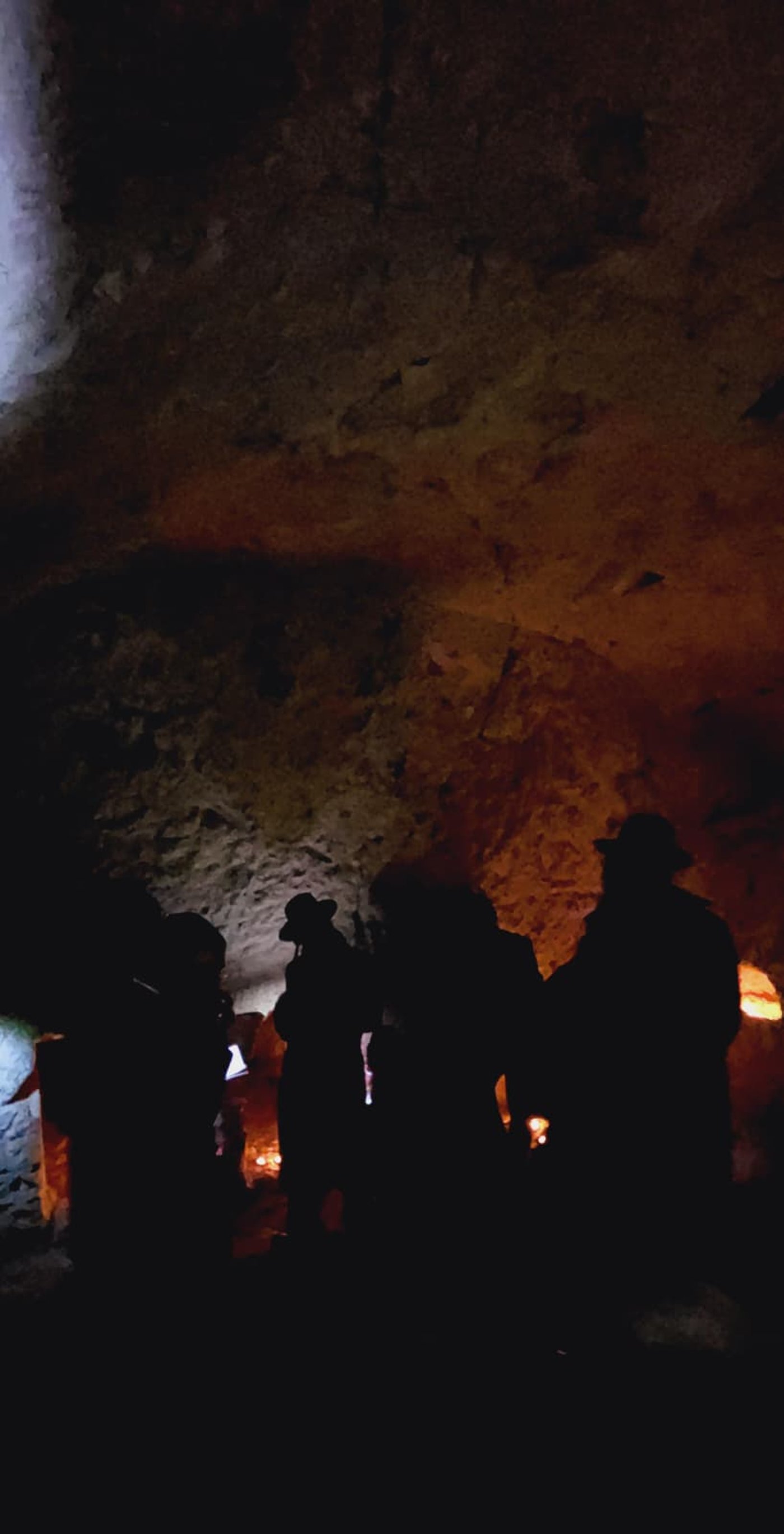 חרדים מתפללים בליל שישי יארצייט רבי יהודה הנשיא במערת הקבורה בבית שערים