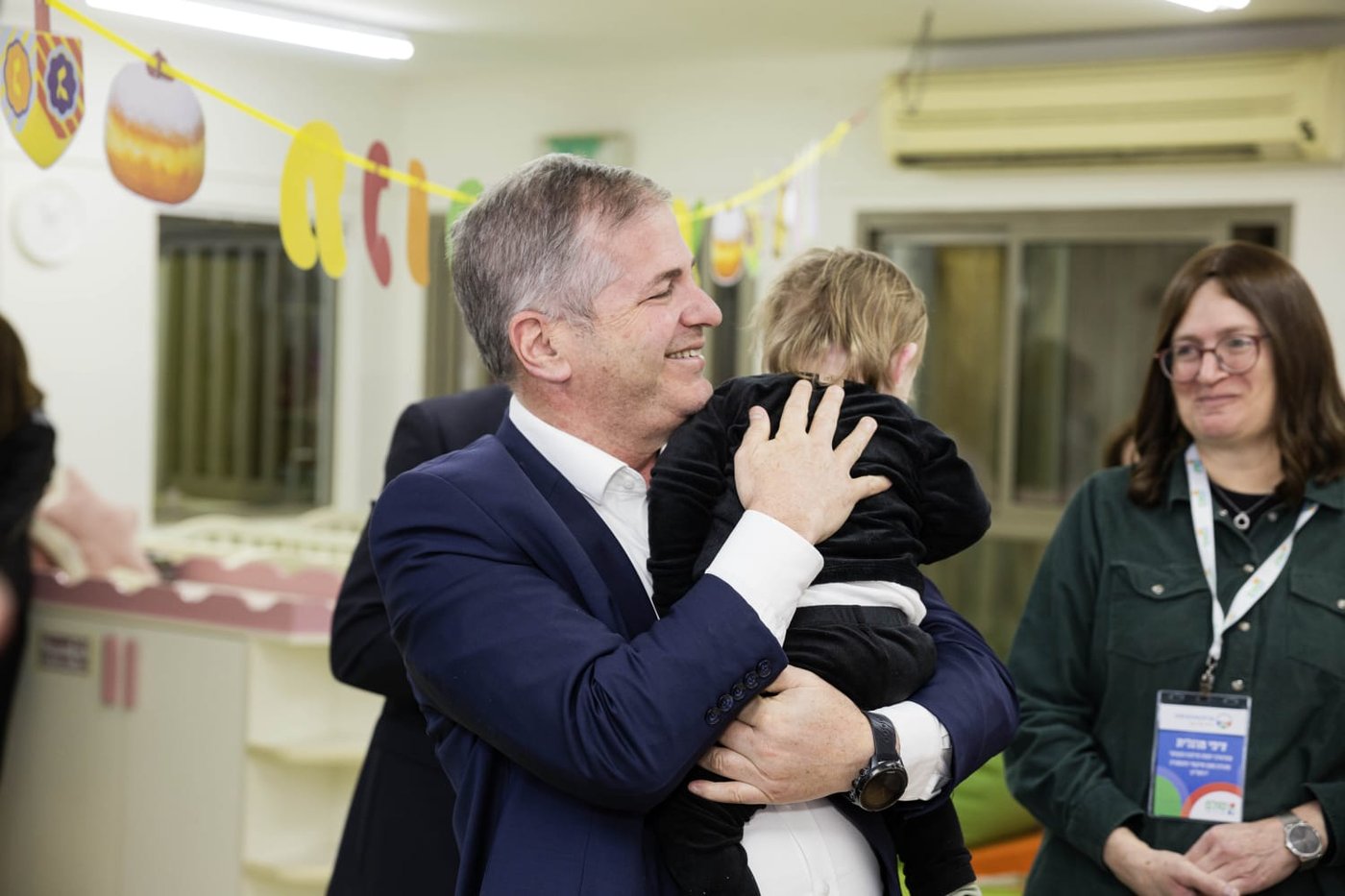 שר החינוך עם הילדים במקום