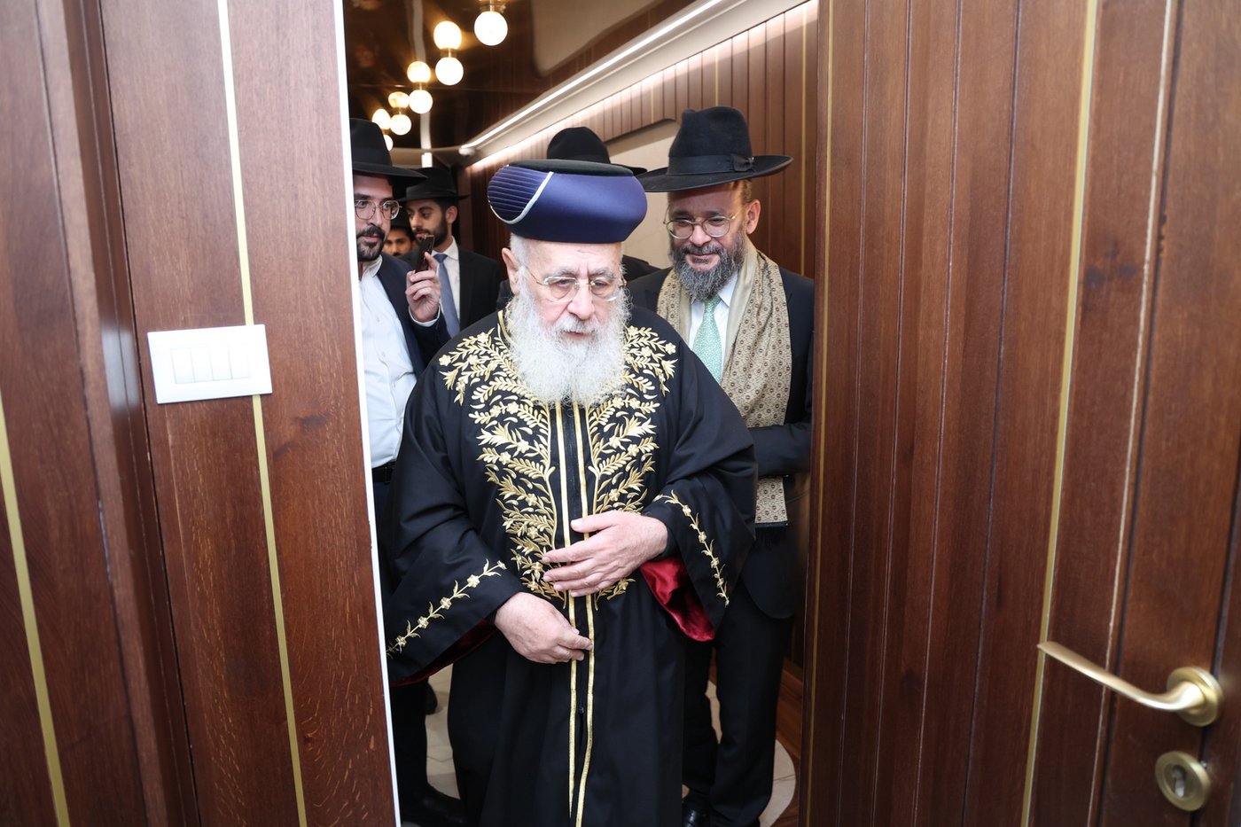 הראשל"צ הגר"י יוסף בחלוקת התעודות