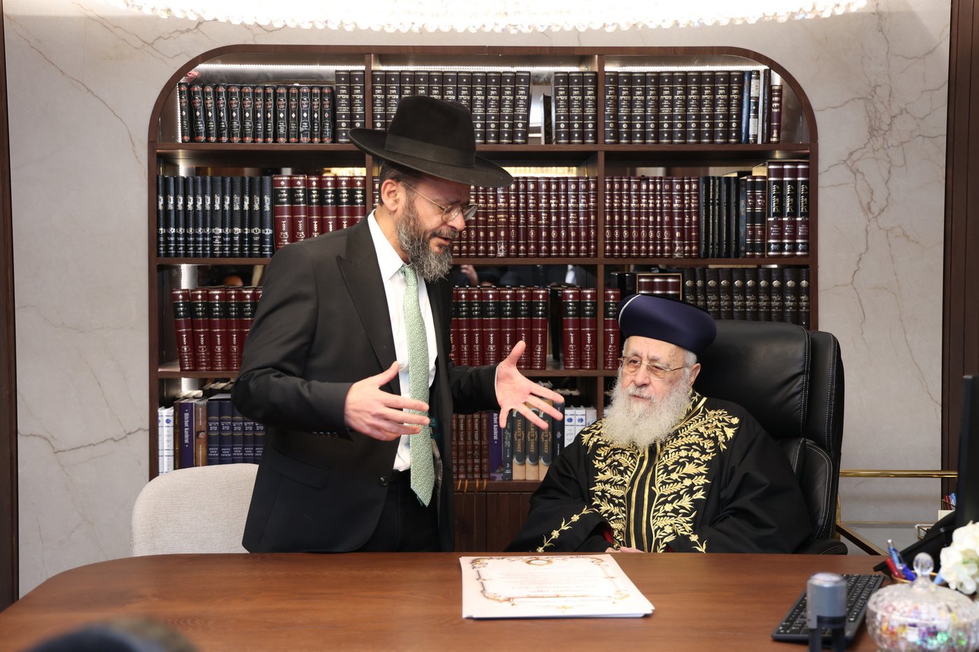 הראשל"צ הגר"י יוסף בחלוקת התעודות