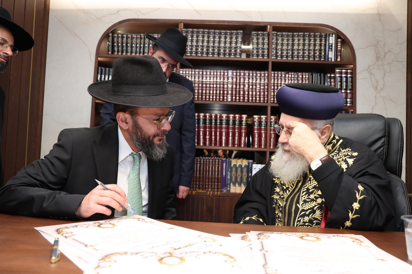 הראשל"צ הגר"י יוסף בחלוקת התעודות