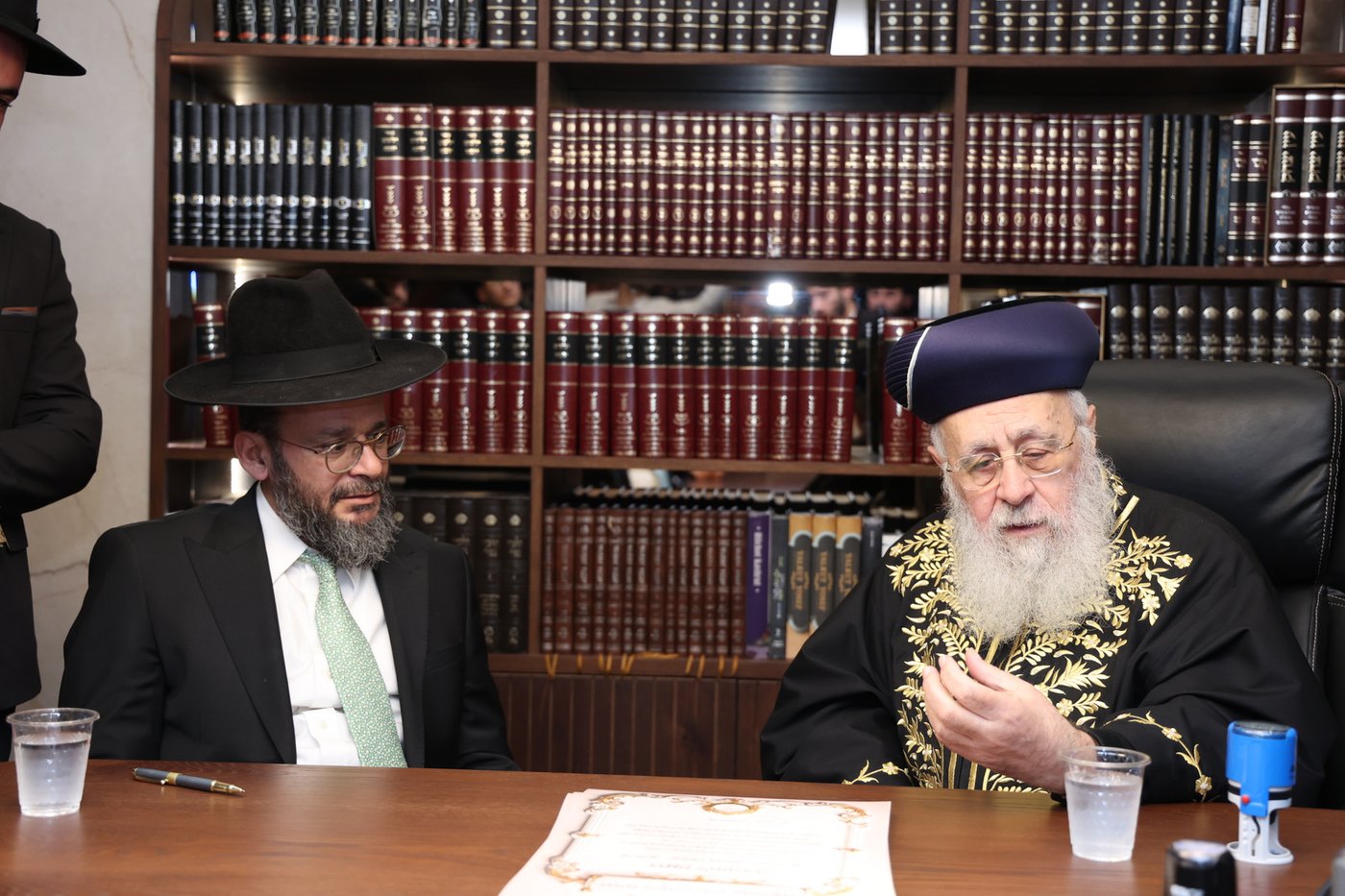 הראשל"צ הגר"י יוסף בחלוקת התעודות