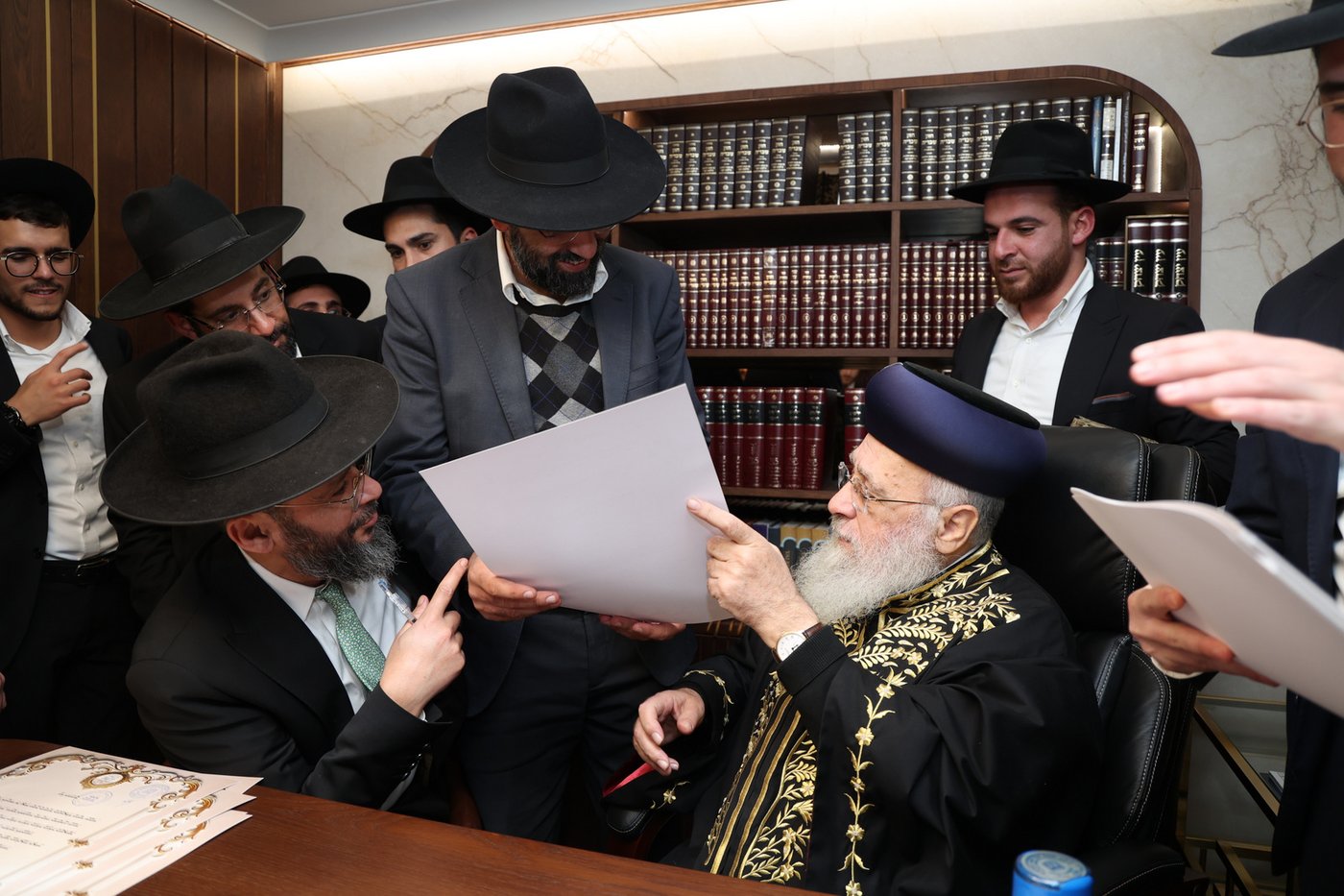 הראשל"צ הגר"י יוסף בחלוקת התעודות